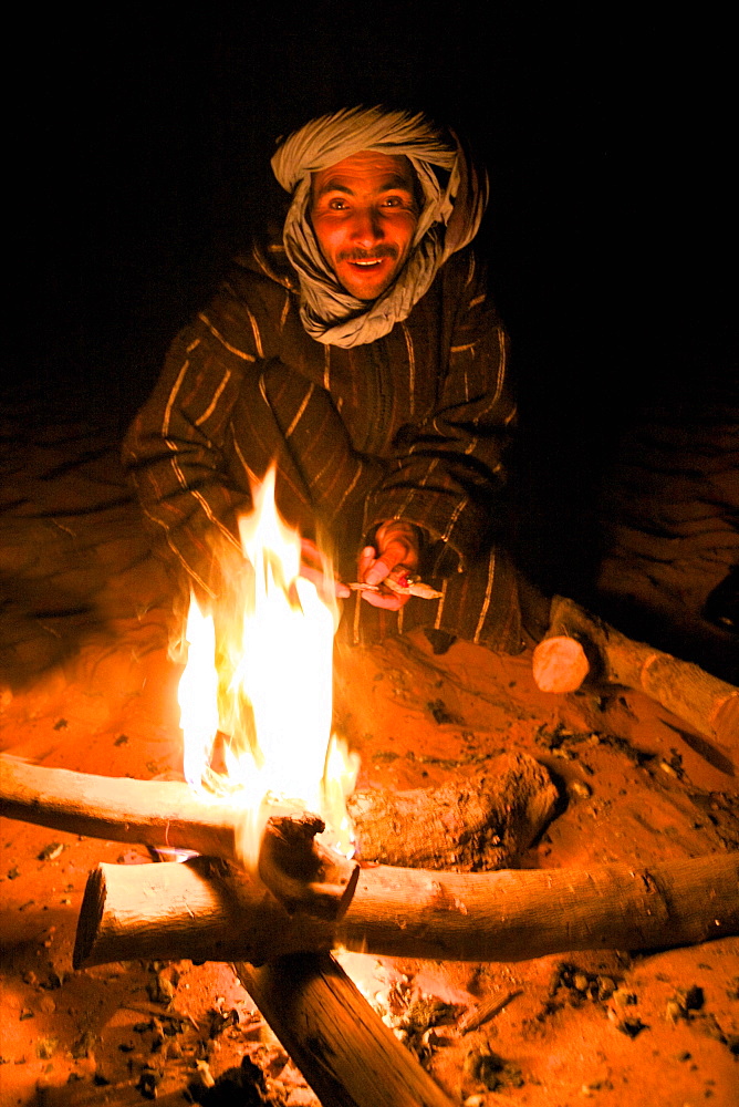 Berber man making camp fire, Merzouga, Morocco, North Africa, Africa