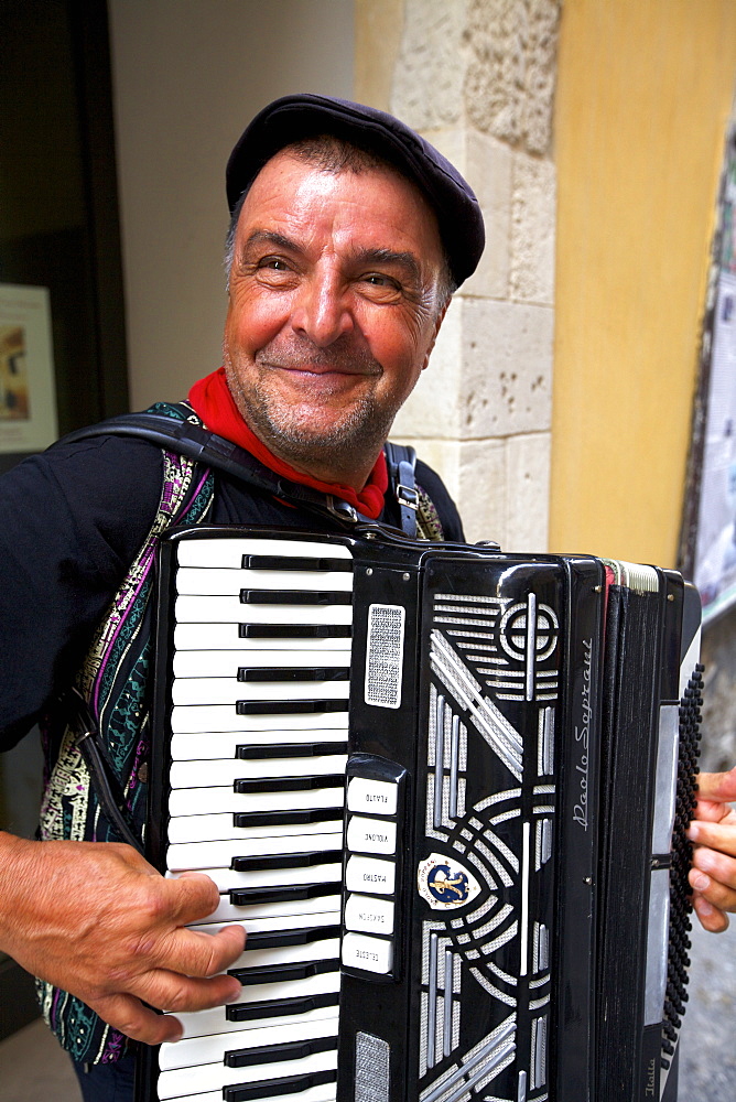 Street accordionist, Ortygia, Syracuse, Sicily, Italy, Europe