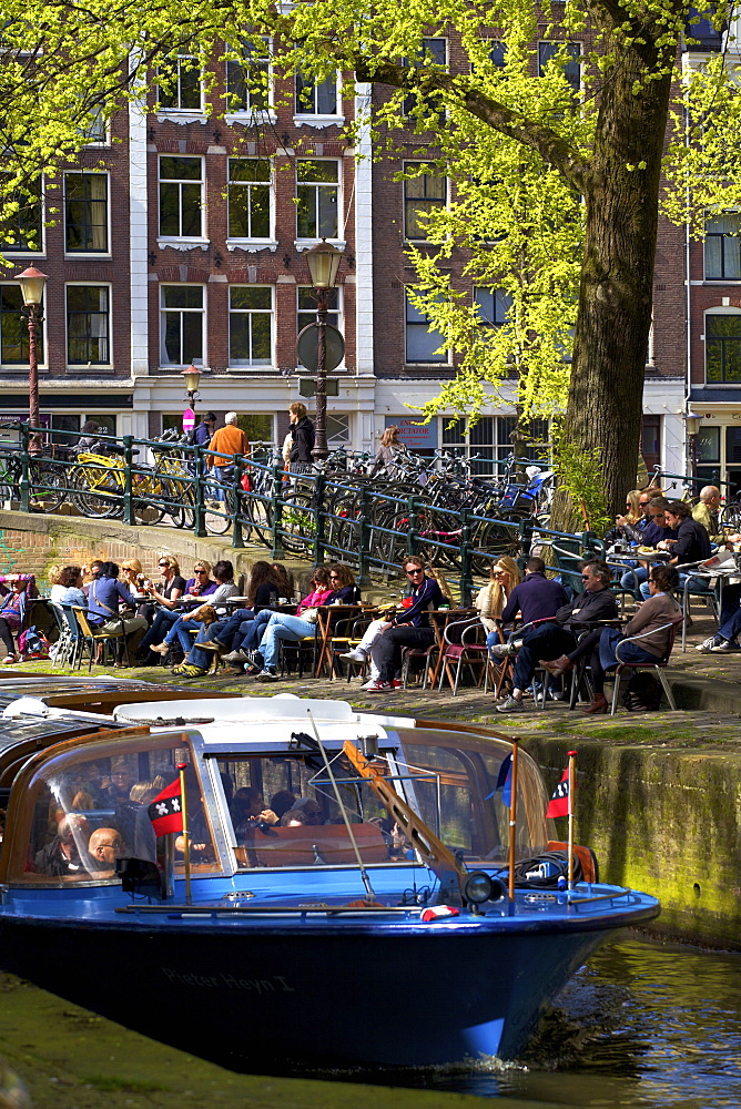 Tourist boat on Leliegracht, Amsterdam, Netherlands, Europe