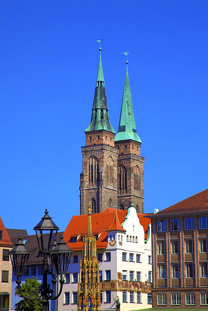 Schoener Brunnen Fountain, Market Square and St. Sebaldus Church, Nuremberg, Bavaria, Germany, Europe 