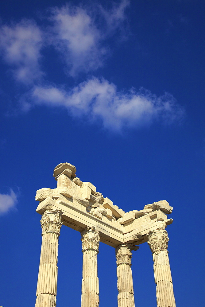 Temple of Trajan, Bergama (Pergamum), Anatolia, Turkey, Asia Minor, Eurasia