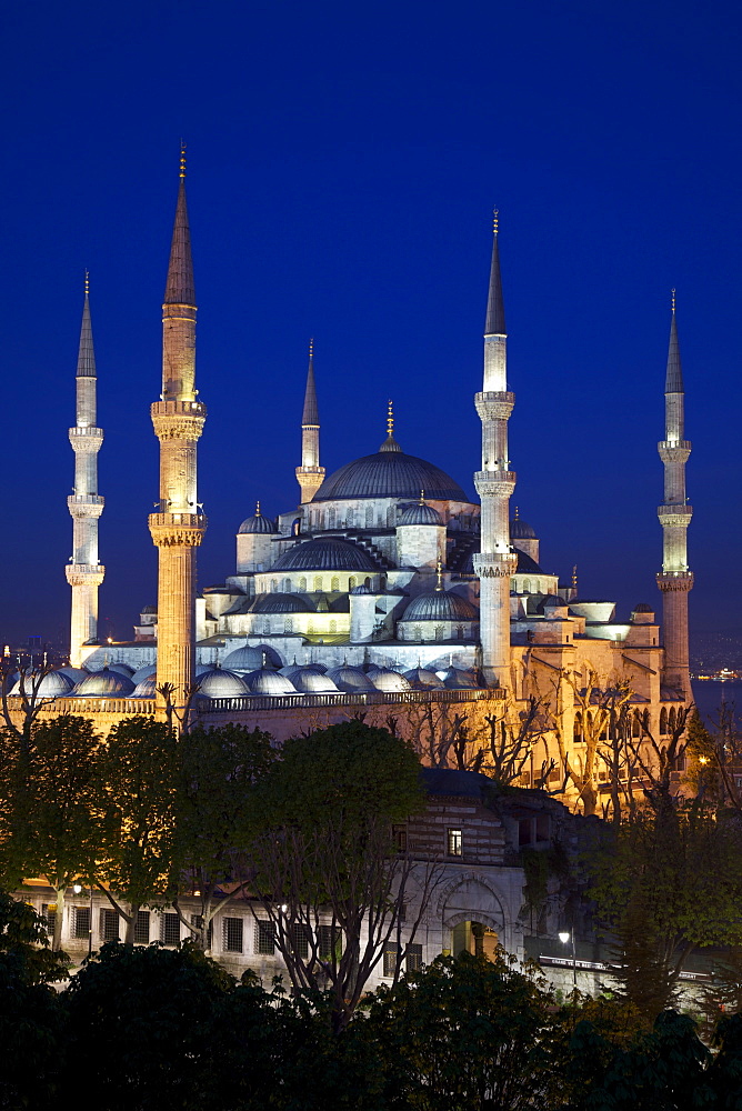 Blue Mosque (Sultan Ahmet Camii), UNESCO World Heritage Site, at dusk, Istanbul, Turkey, Europe 