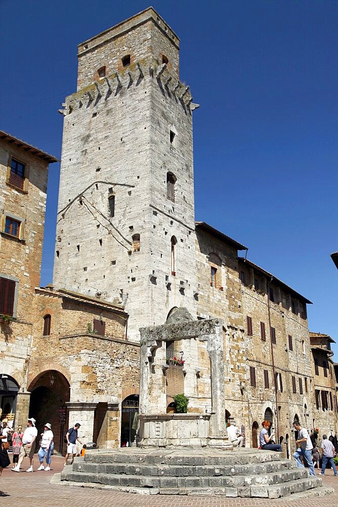 Well, Town Square and towers, San Gimignano, UNESCO World Heritage Site, Tuscany, Italy, Europe