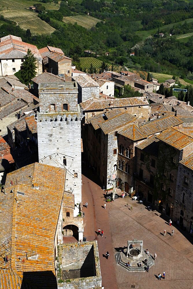 Town Square and tower, San Gimignano, UNESCO World Heritage Site, Tuscany, Italy, Europe