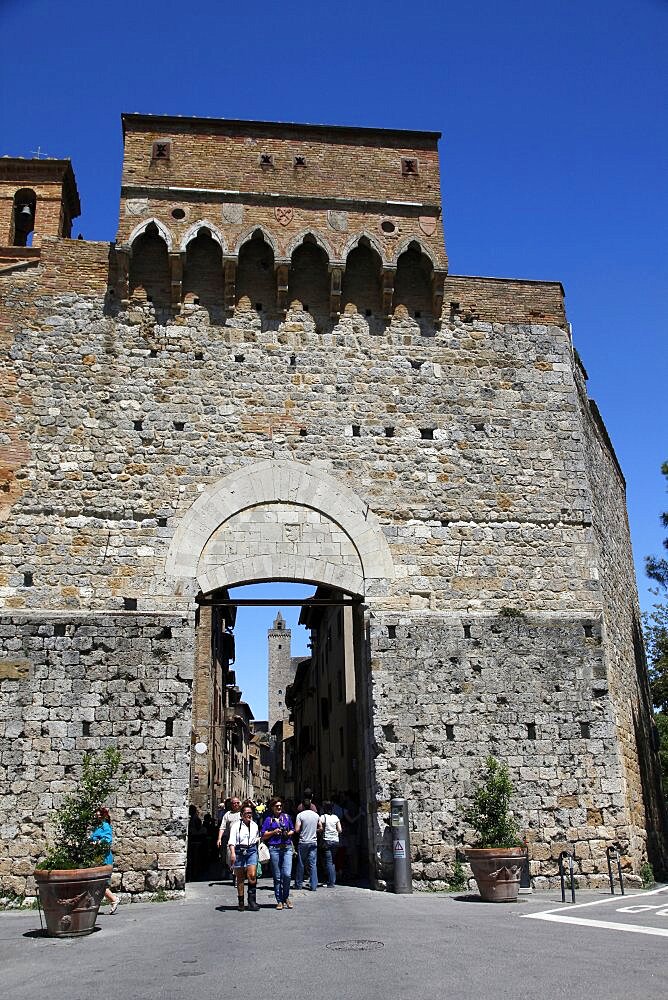 Entrance Gate and Tower, San Gimignano, UNESCO World Heritage Site, Tuscany, Italy, Europe