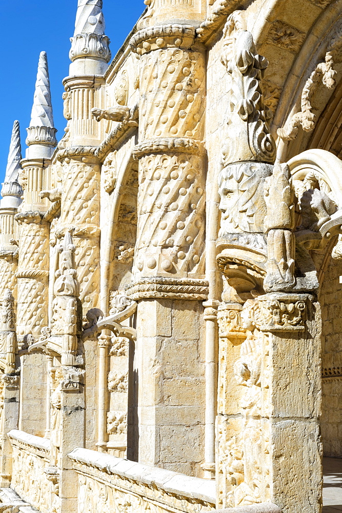 Sculpture, Courtyard of the two-storied cloister, Mosteiro dos Jeronimos (Monastery of the Hieronymites), UNESCO World Heritage Site, Belem, Lisbon, Portugal, Europe