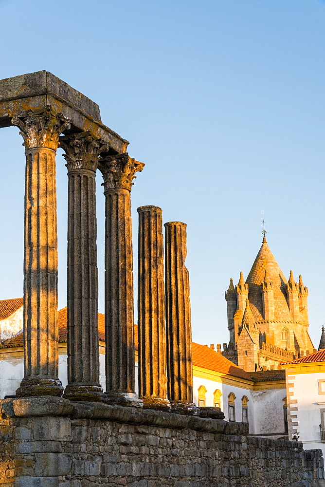 Roman temple of Diana in front of the Santa Maria Cathedral, UNESCO World Heritage Site, Evora, Alentejo, Portugal, Europe