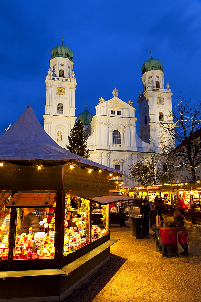 Christmas Market in front of the Cathedral of Saint Stephan, Passau, Bavaria, Germany, Europe