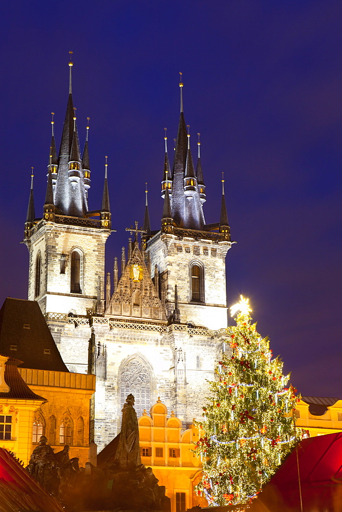 Christmas Market and the Church of Our Lady of Tyn on the Old Town Square, UNESCO World Heritage Site, Prague, Czech Republic, Europe