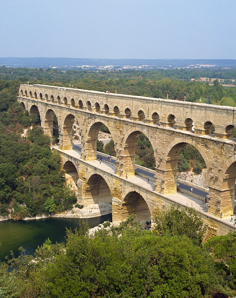 Roman aqueduct, the Pont du Gard, UNESCO World Heritage Site, in the Languedoc Roussillon, France, Europe