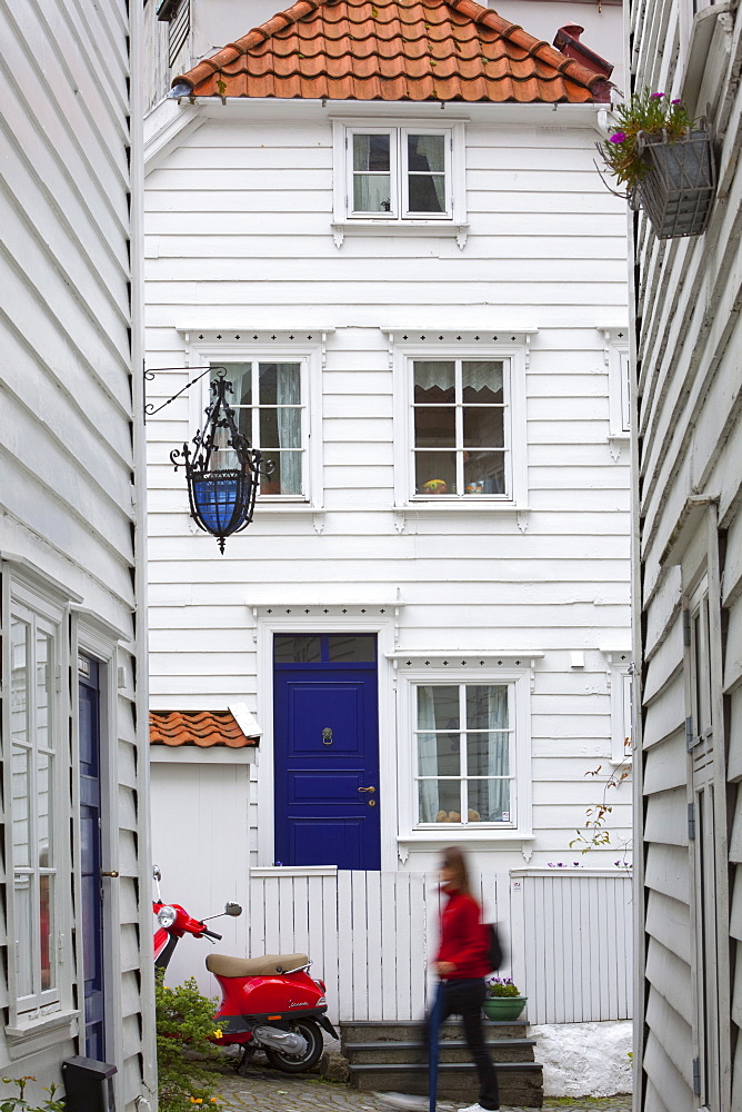 Narrow cobblestone lanes and wooden buildings in Bergen's Old Town (Gamla Stan), Bergen, Hordaland, Norway, Scandinavia, Europe