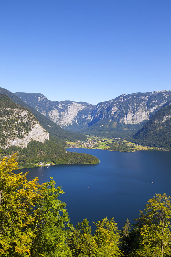 Elevated view over picturesque Hallstattersee, Oberosterreich (Upper Austria), Austria, Europe