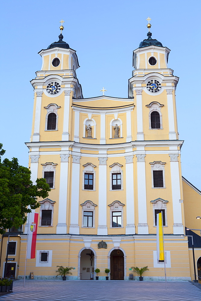 Mondsee Abbey, Market Square, Mondsee, Mondsee Lake, Oberosterreich (Upper Austria), Austria, Europe