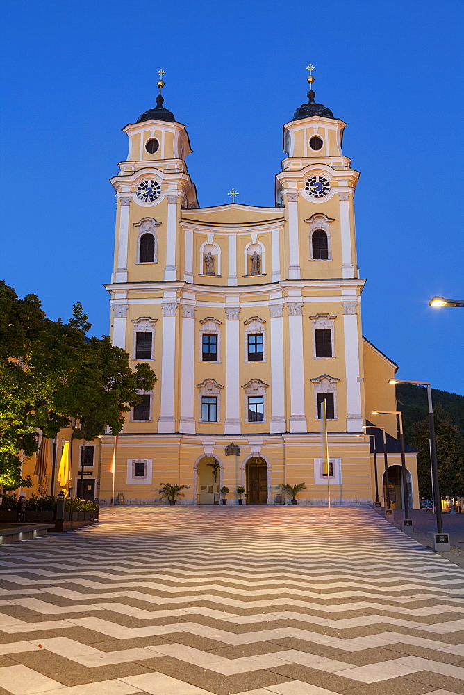 Mondsee Abbey illuminated at dusk, Market Square, Mondsee, Mondsee Lake, Oberosterreich (Upper Austria), Austria, Europe