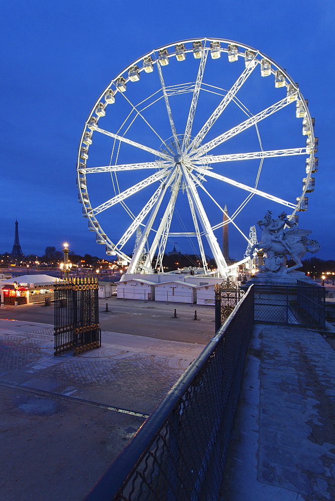 Big wheel at Place de la Concorde and Eiffel Tower in the background, Paris, Ile de France, France, Europe 