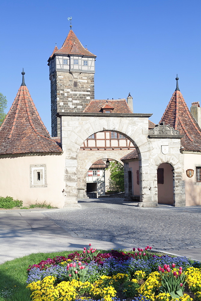 Town gate and Rodertor gate, Rothenburg ob der Tauber, Romantic Road (Romantische Strasse), Franconia, Bavaria, Germany, Europe