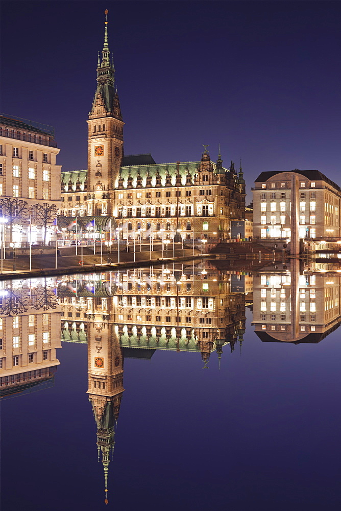 Rathaus (city hall) reflecting at Kleine Alster Lake, Hamburg, Hanseatic City, Germany, Europe