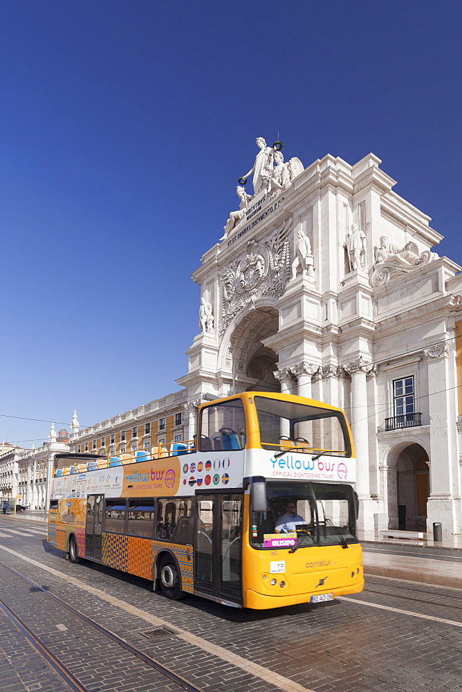 Sightseeing bus, Arco da Rua Augusta triumphal arch, Praca do Comercio, Baixa, Lisbon, Portugal, Europe