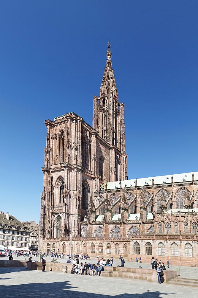 Place de la Cathedrale and Strasbourg Cathedral Notre Dame, UNESCO World Heritage Site, Strasbourg, Alsace, France, Europe