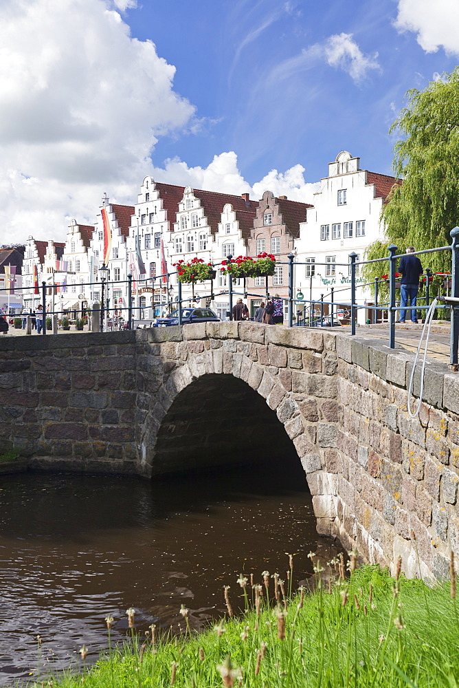 View from a canal (Mittelburggraben) to the market square, Friedrichstadt, Nordfriesland, Schleswig Holstein, Germany, Europe 