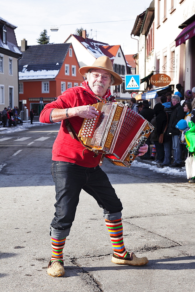 Accordion player at the beginning of the parade, Swabian Alemannic Carnival, Gengenbach, Black Forest, Baden Wurttemberg, Germany, Europe