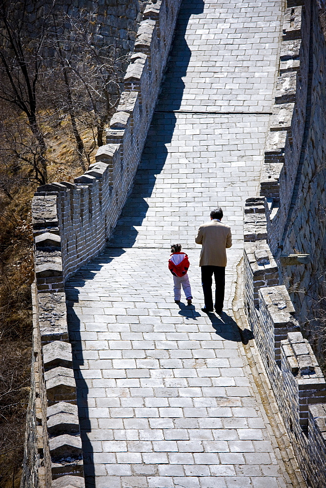 Father with his daughter on the Great Wall of China at Mutianyu, north of Beijing (formerly Peking), China