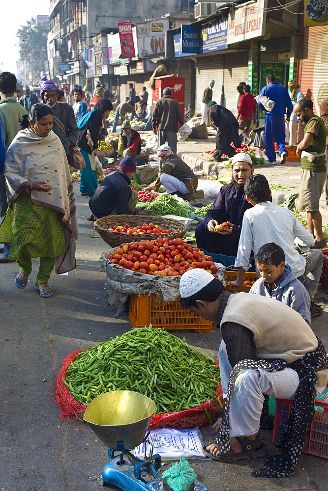 Old Delhi, Daryagang fruit and vegetable market on sale, India