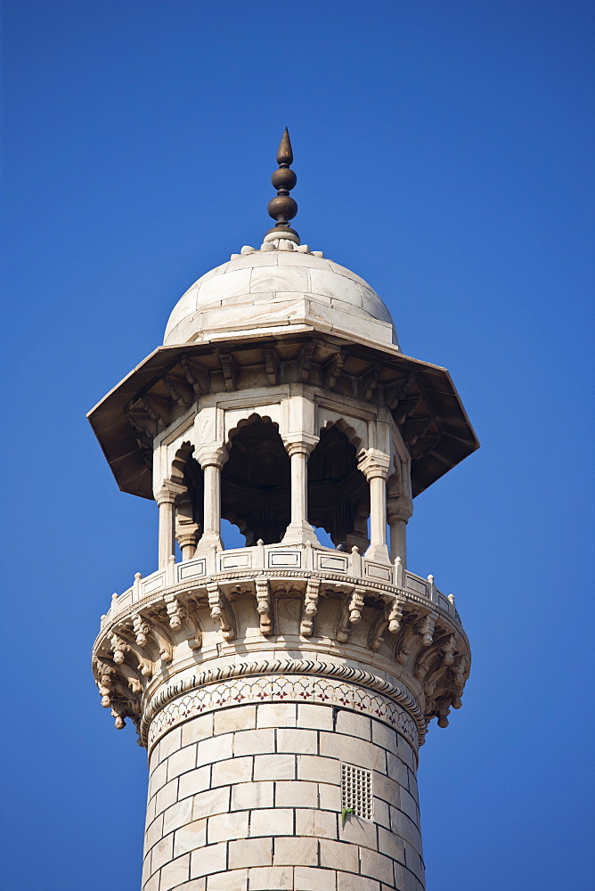 Minaret of The Taj Mahal mausoleum, Uttar Pradesh, India