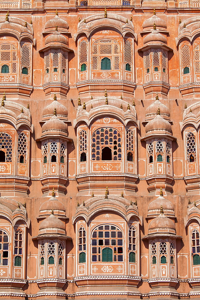 Hawamahal Wind Palace in the pink city of Jaipur, Rajasthan, Northern India