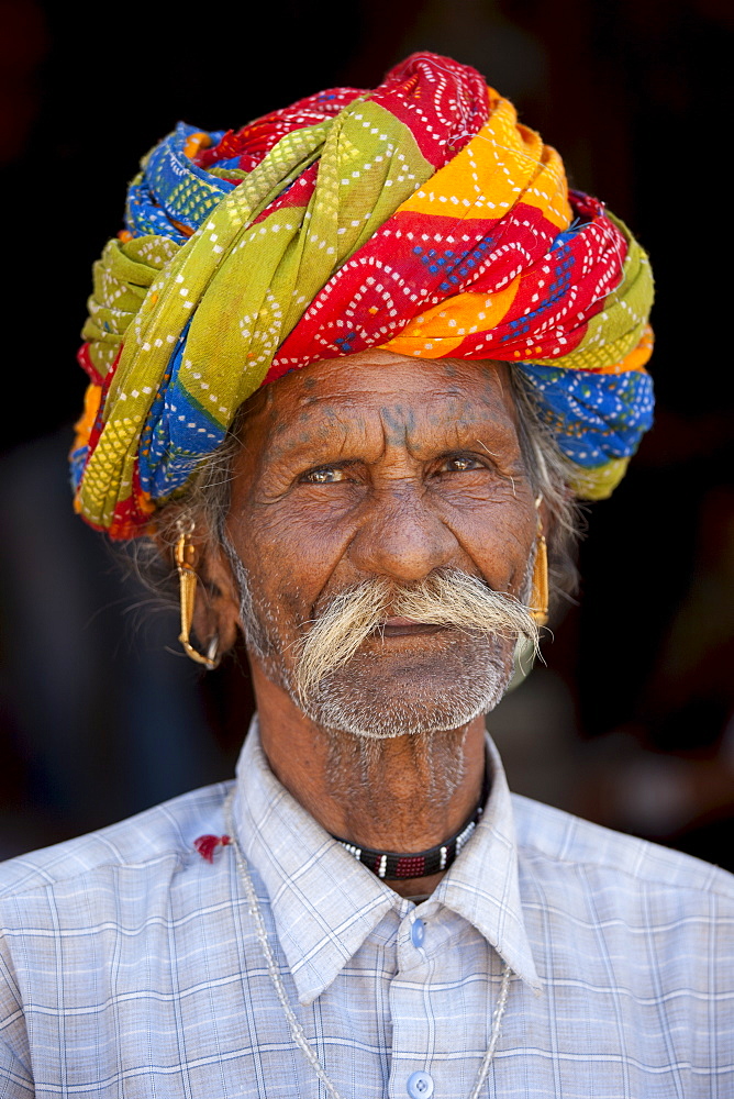 Indian man wearing traditional Rajasthani turban in Sadri town in Pali District of Rajasthan, Western India