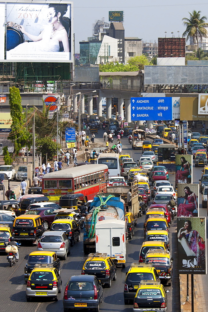 Traffic congestion on downtown highway to Bandra, Andheri and Santacruz and access route to the BKC Complex in Mumbai, India