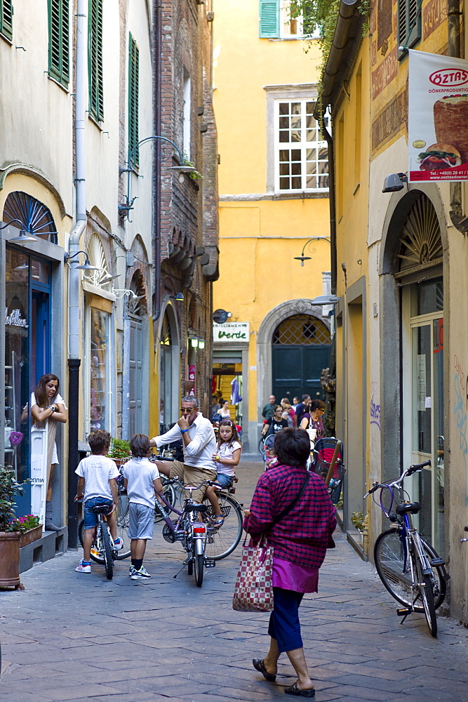 Shoppers and tourists in Via Fillungo, Lucca, Italy