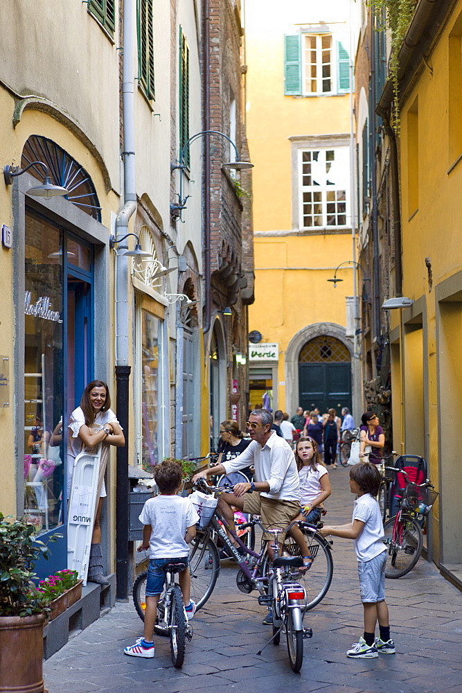 Shoppers and tourists in Via Fillungo, Lucca, Italy