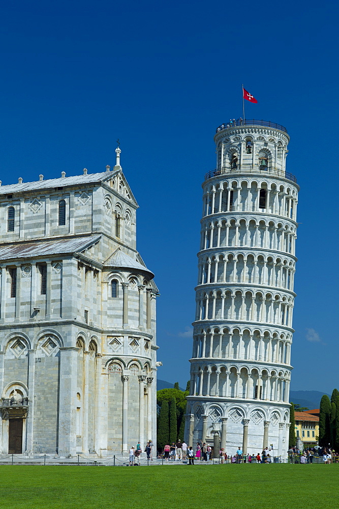 The Leaning Tower of Pisa, Torre pendente di Pisa, campanile freestanding bell tower and the Cathedral of Santa Maria, Pisa, Italy