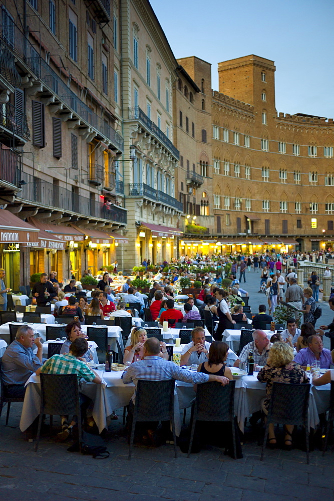 Diners eating al fresco at Nannini bar and restaurant  in Piazza del Campo, Siena, Italy