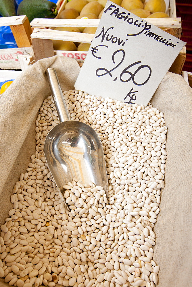 Dried beans, fagioli Piattellini Nuovi, on sale at weekly street market in Panzano-in-Chianti, Tuscany, Italy