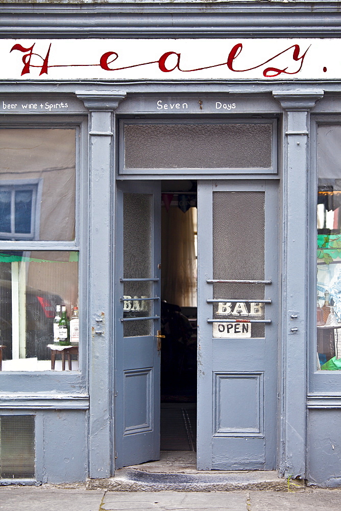 A. Healy traditional inn and public bar in Ennistymon - Ennistimon, County Clare, West of Ireland