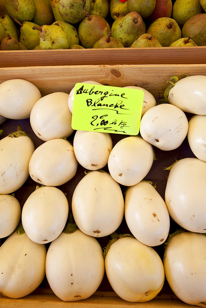 White aubergines on sale at food market at Sauveterre-de-Guyenne, Bordeaux, France