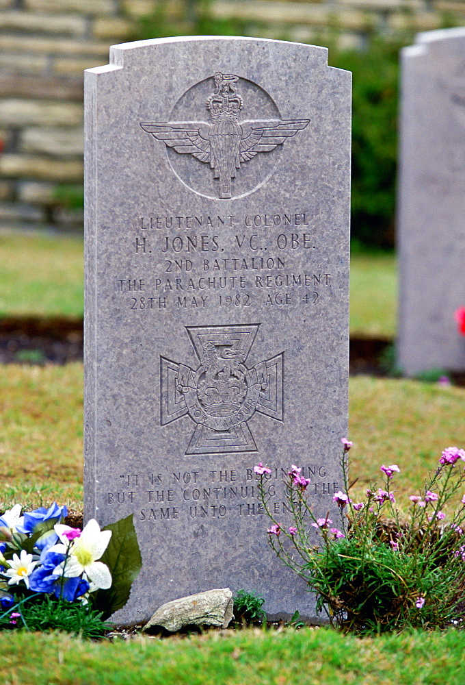 Grave of Colonel H Jones of 2nd Battalion Parachute Regiment, Falkland Islands