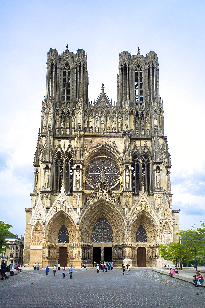 Renovation and cleaning works at Reims Notre Dame Cathedral, UNESCO World Heritage Site, Champagne-Ardenne, France, Europe