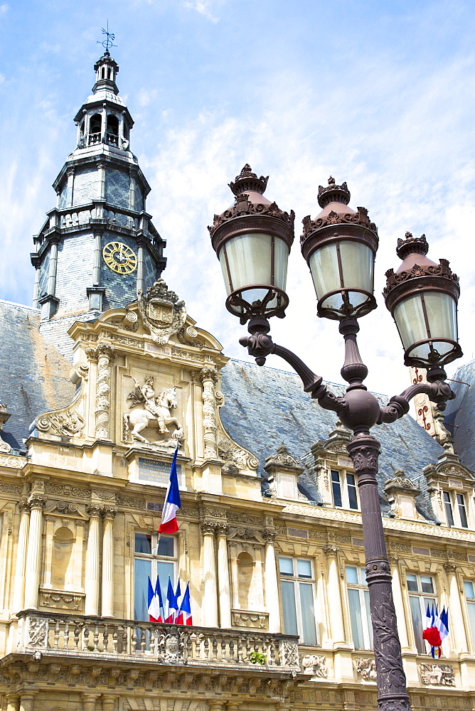 Hotel de Ville (town hall) and lamp post in Place de l'Hotel de Ville in Reims, Champagne-Ardenne, France, Europe