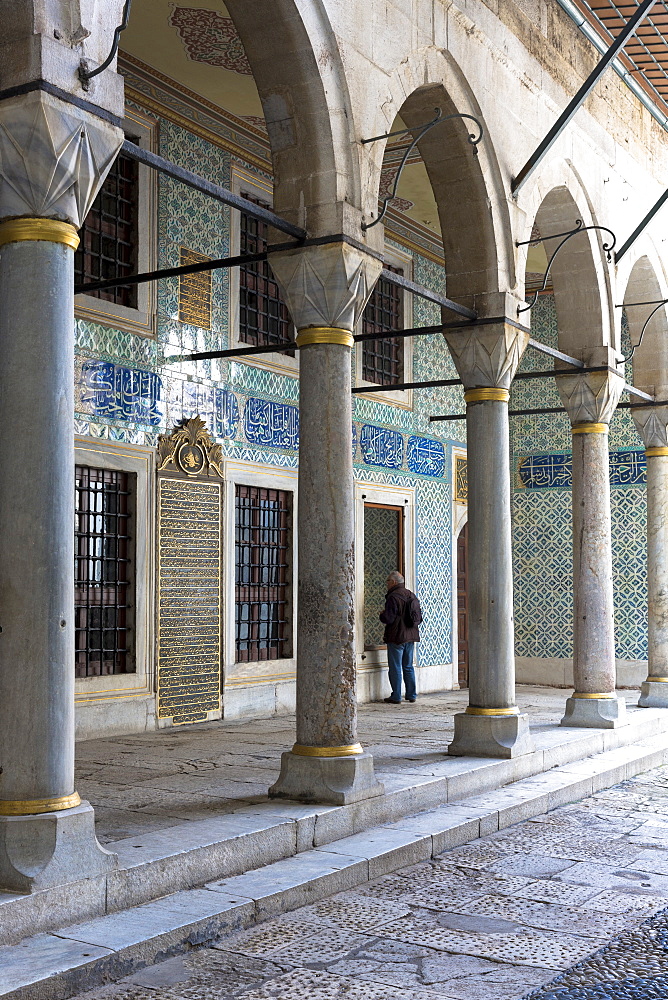 Tourist at Harem quarters and cloisters at Topkapi Palace (Topkapi Sarayi), UNESCO World Heritage Site, of the Ottoman Empire, Istanbul, Turkey, Europe, Eurasia