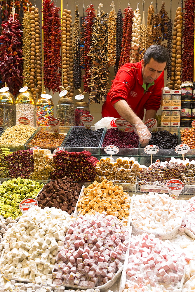 Seller of traditional sweetmeats Turkish Delight (Lokum) in Misir Carsisi Egyptian Bazaar food and spice market, Istanbul, Turkey, Europe, Eurasia