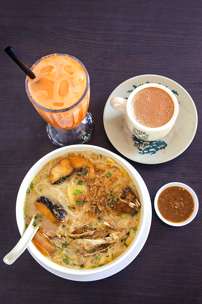 Kari kepala ikan (fish head soup), teh tarik (pulled tea) and fruit juice, Kuala Lumpur, Malaysia, Southeast Asia, Asia 