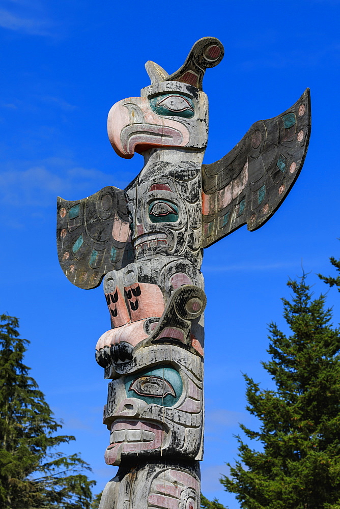 First Nation Totem Pole, Original Namgis Burial Grounds, Alert Bay, Cormorant Island, Inside Passage, British Columbia, Canada, North America