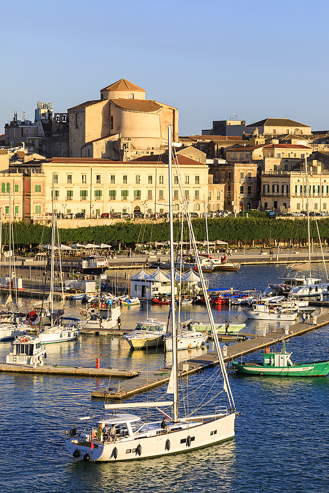 Evening sun, Ortigia (Ortygia), small harbour, from the sea, Syracuse (Siracusa), UNESCO World Heritage Site, Sicily, Italy, Mediterranean, Europe