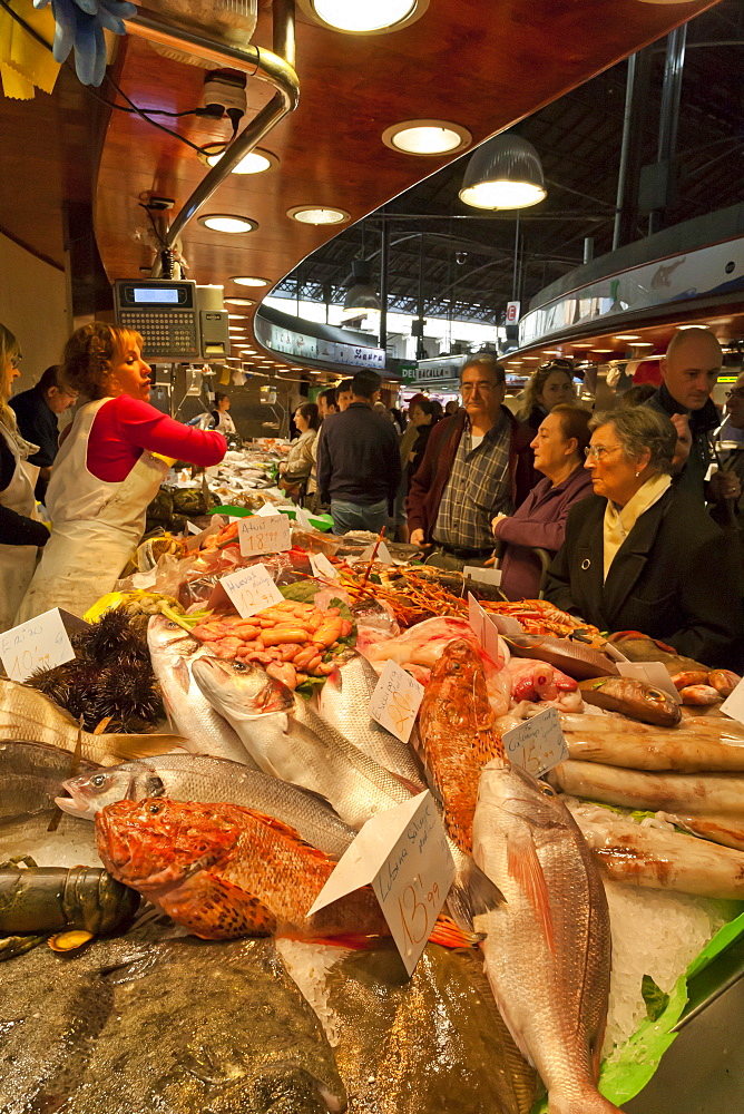 Busy fish stall, Saturday morning at La Boqueria, probably Barcelona's best-known market, off La Rambla, Barcelona, Catalonia, Spain, Europe