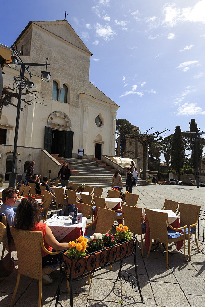 Couple in the sun at outdoor cafe table in Duomo square, with cathedral, Ravello, Costiera Amalfitana (Amalfi Coast), UNESCO World Heritage Site, Campania, Italy, Europe