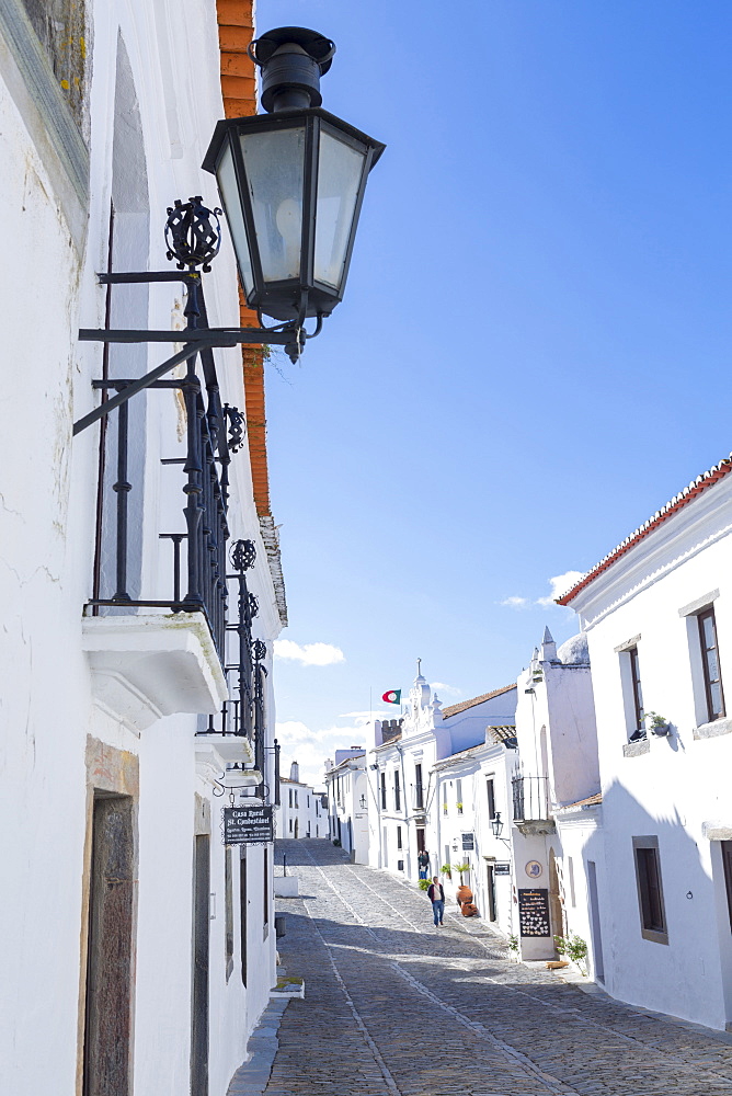 Whitewashed buildings in the medieval town of Monsaraz, Alentejo, Portugal, Europe