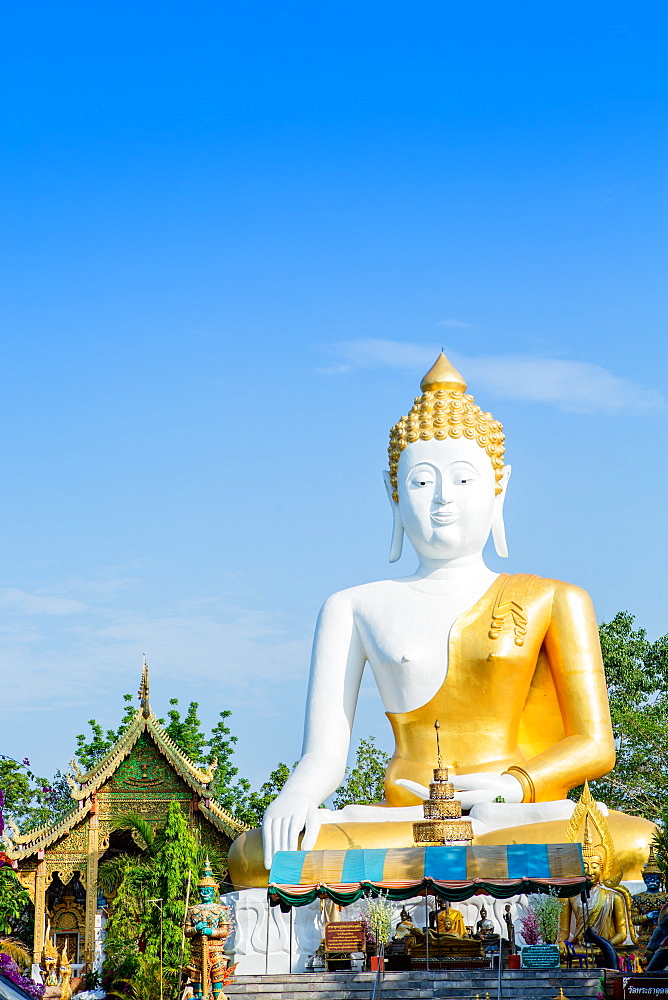 Giant sitting Buddha at Doi Kham (Wat Phra That Doi Kham) (Temple of the Golden Mountain), Chiang Mai, Thailand, Southeast Asia, Asia